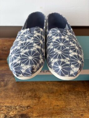 Toms Classic Slip-On Shoes Teal Box Art